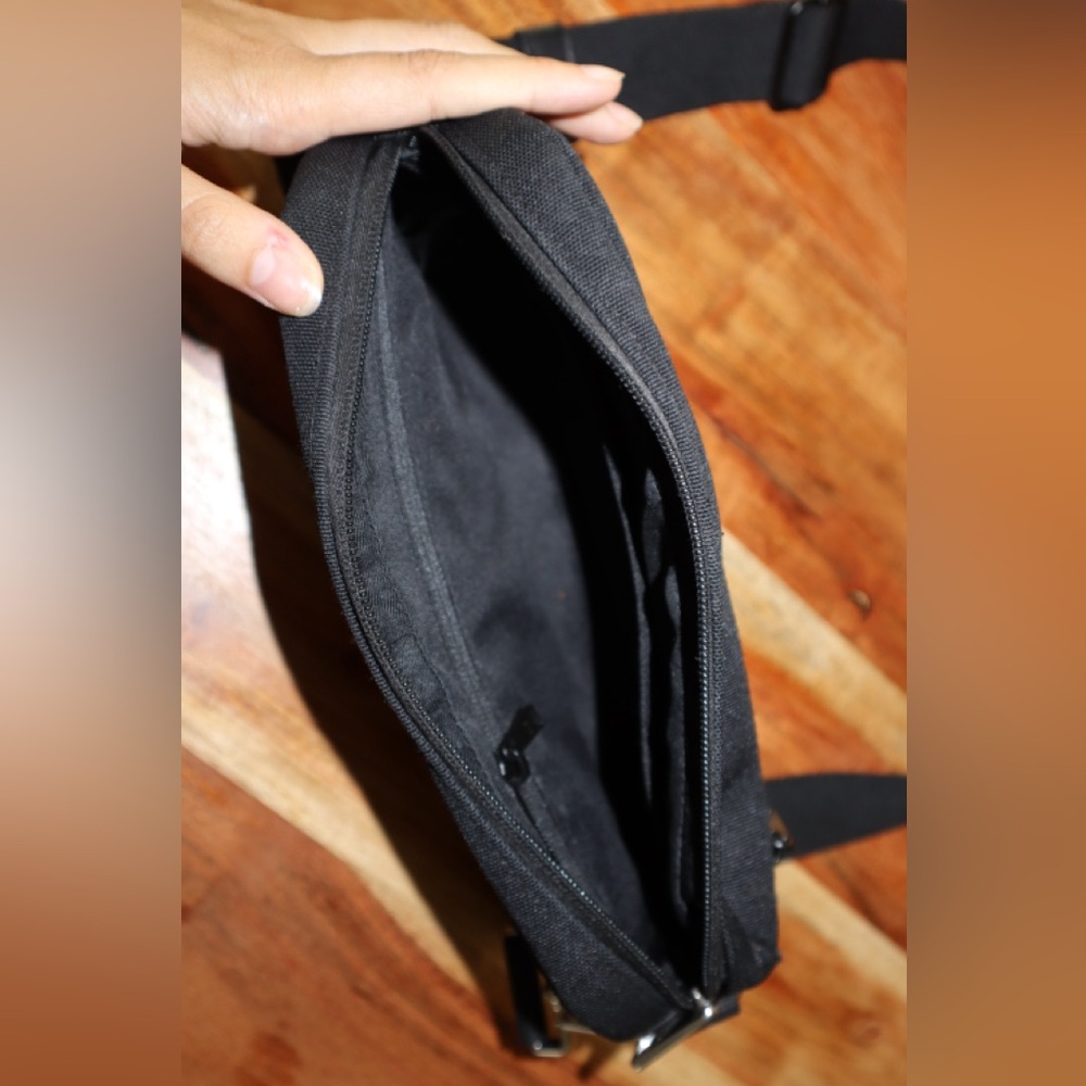 BEIS Sleek Black Crossbody Bag - Picture 5 of 6